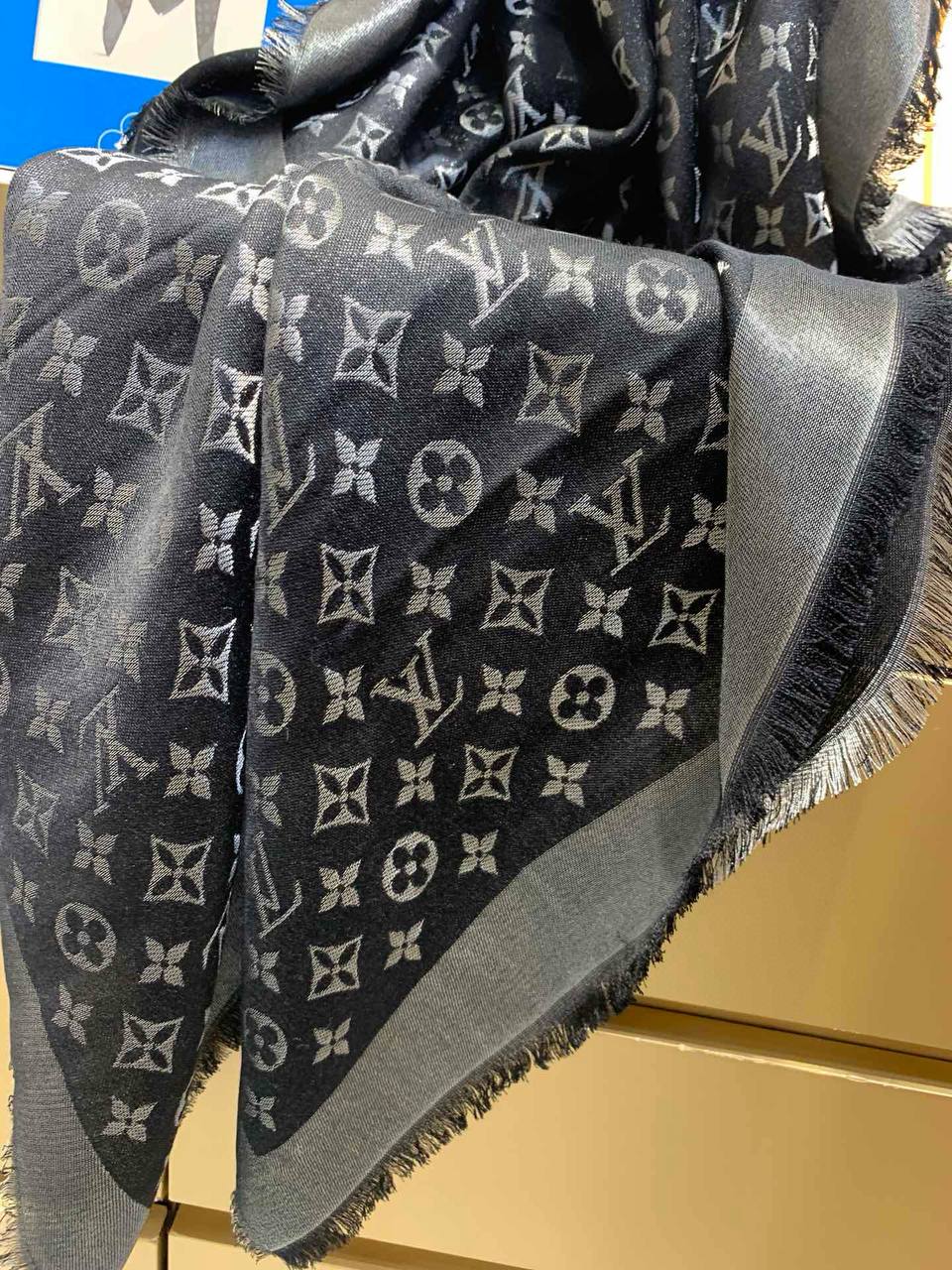 LOUIS VUITTON Женский платок из шелка LOUIS VUITTON Женский платок из шелка