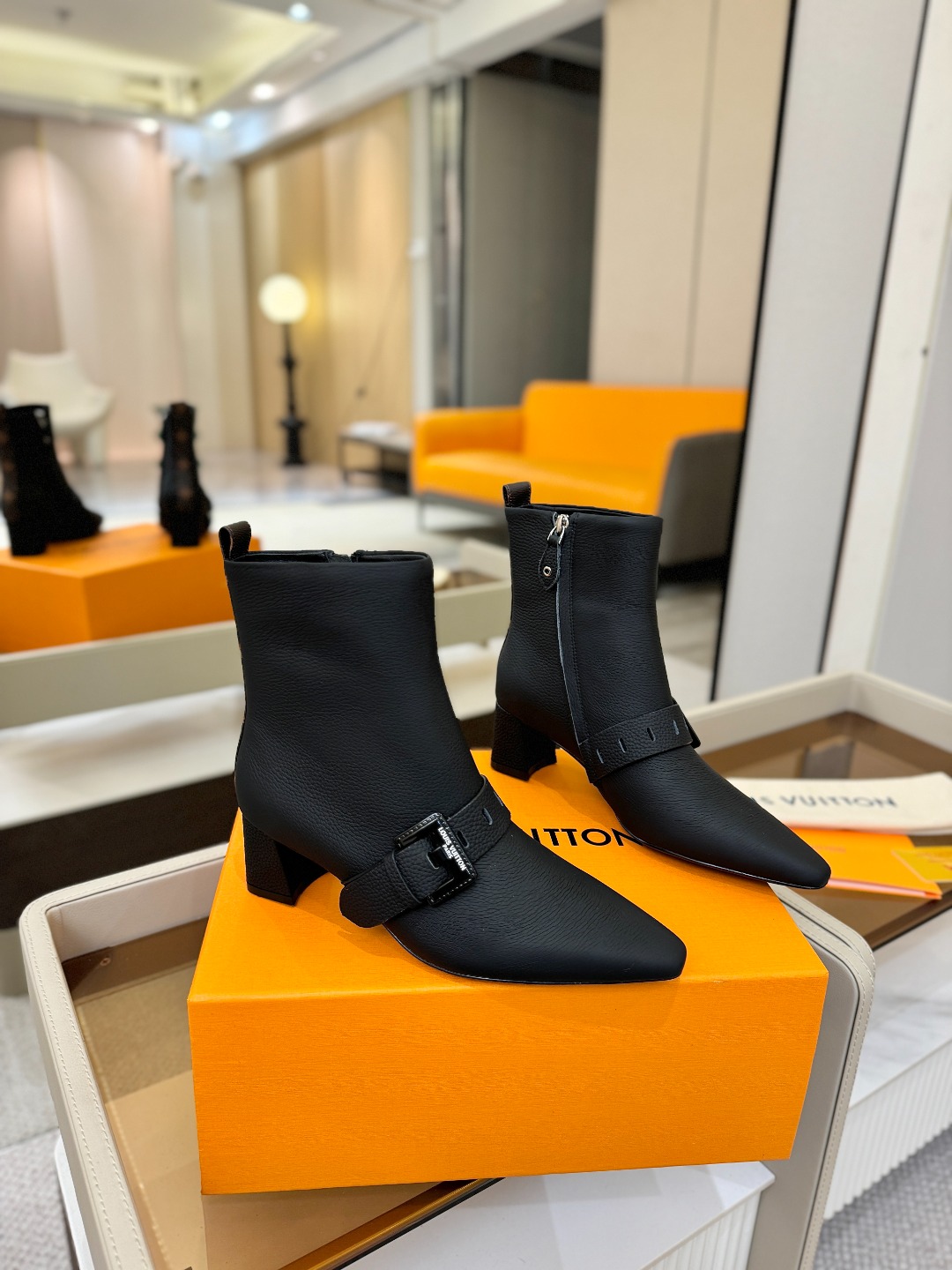 LOUIS VUITTON Женские ботильоны с острым мысом