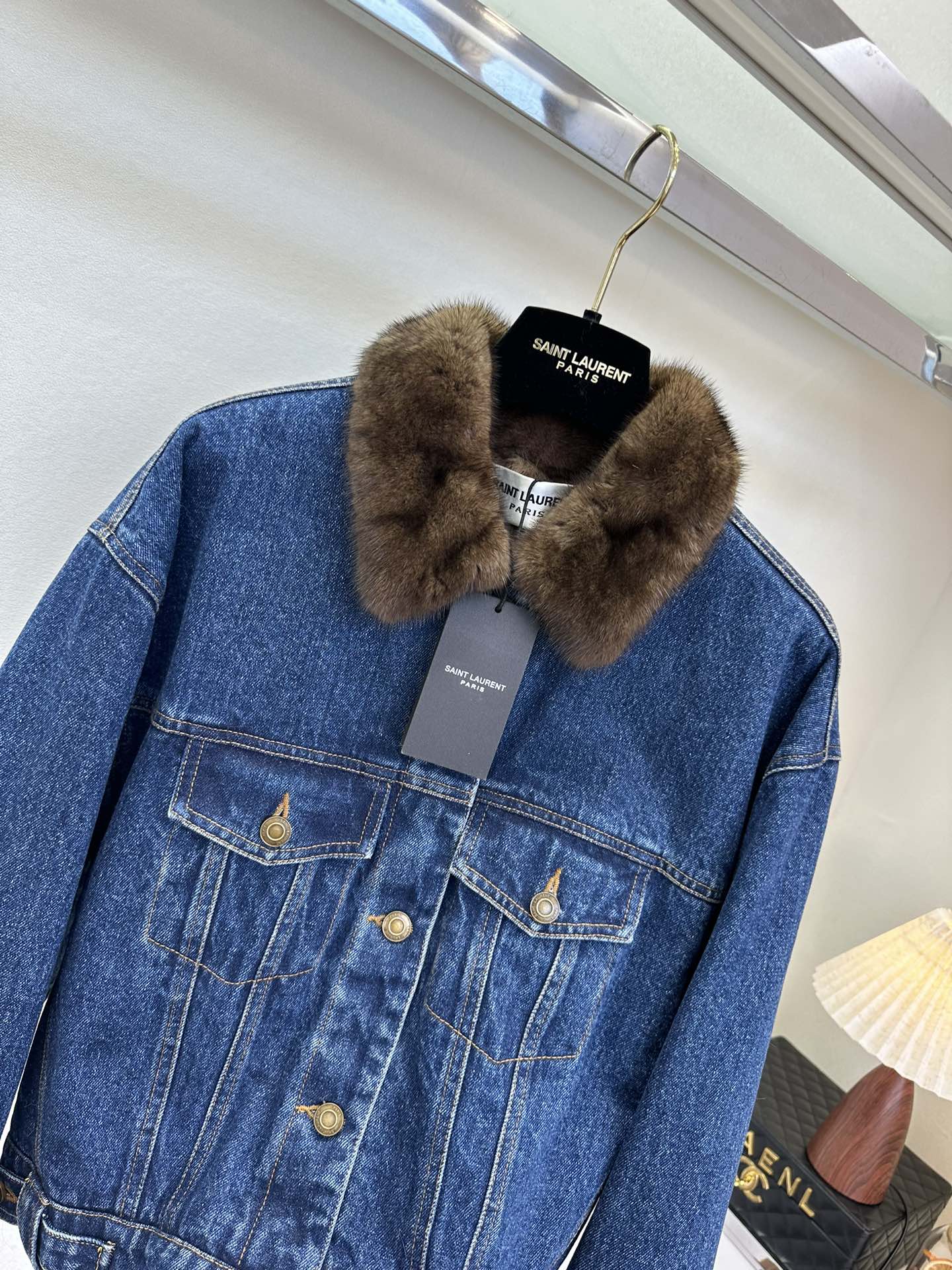 SAINT LAURENT Женская джинсовая куртка с мехом SAINT LAURENT Женская джинсовая куртка с мехом