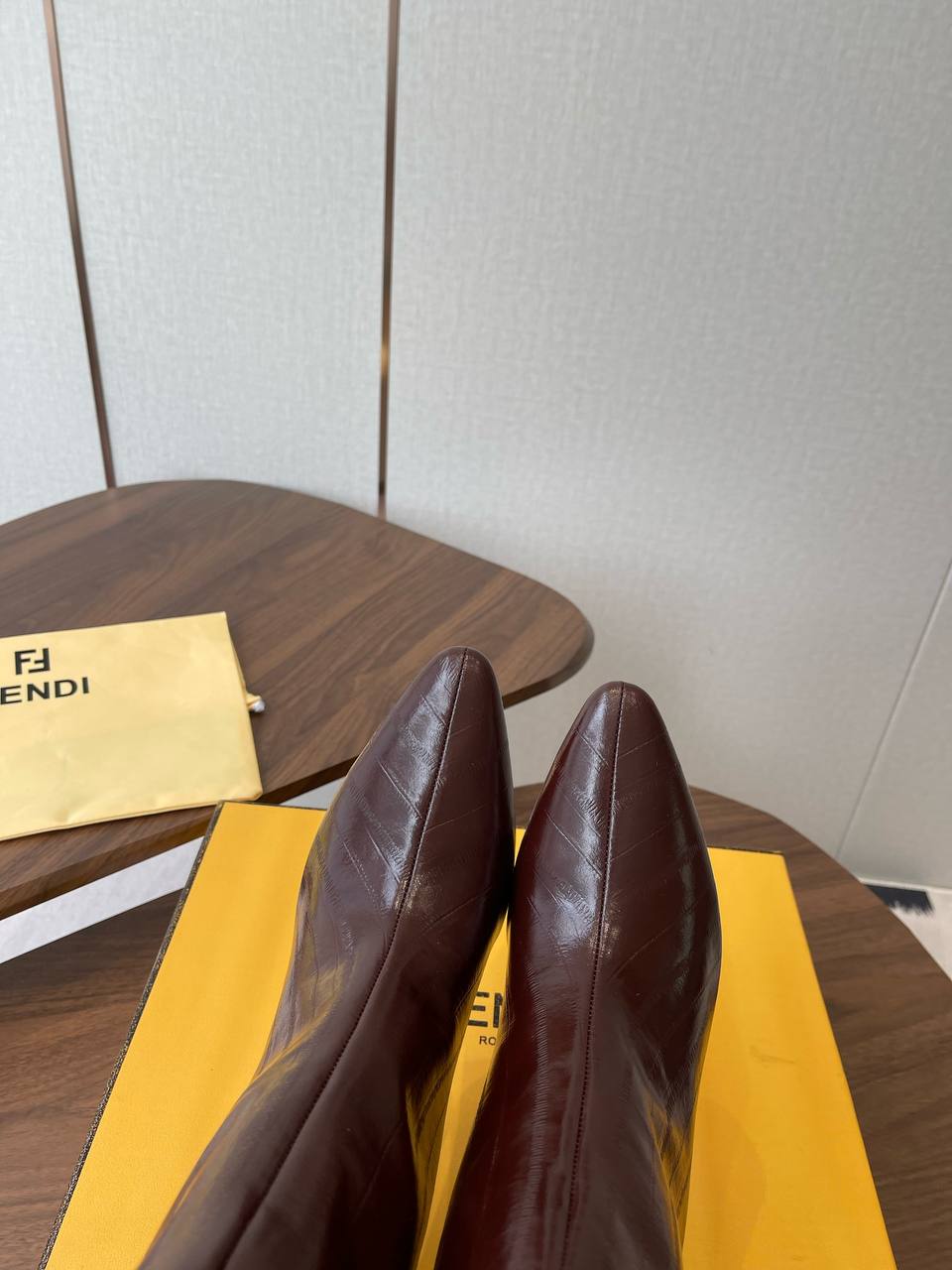 FENDI Женские сапоги из коровьей кожи FENDI Женские сапоги из коровьей кожи