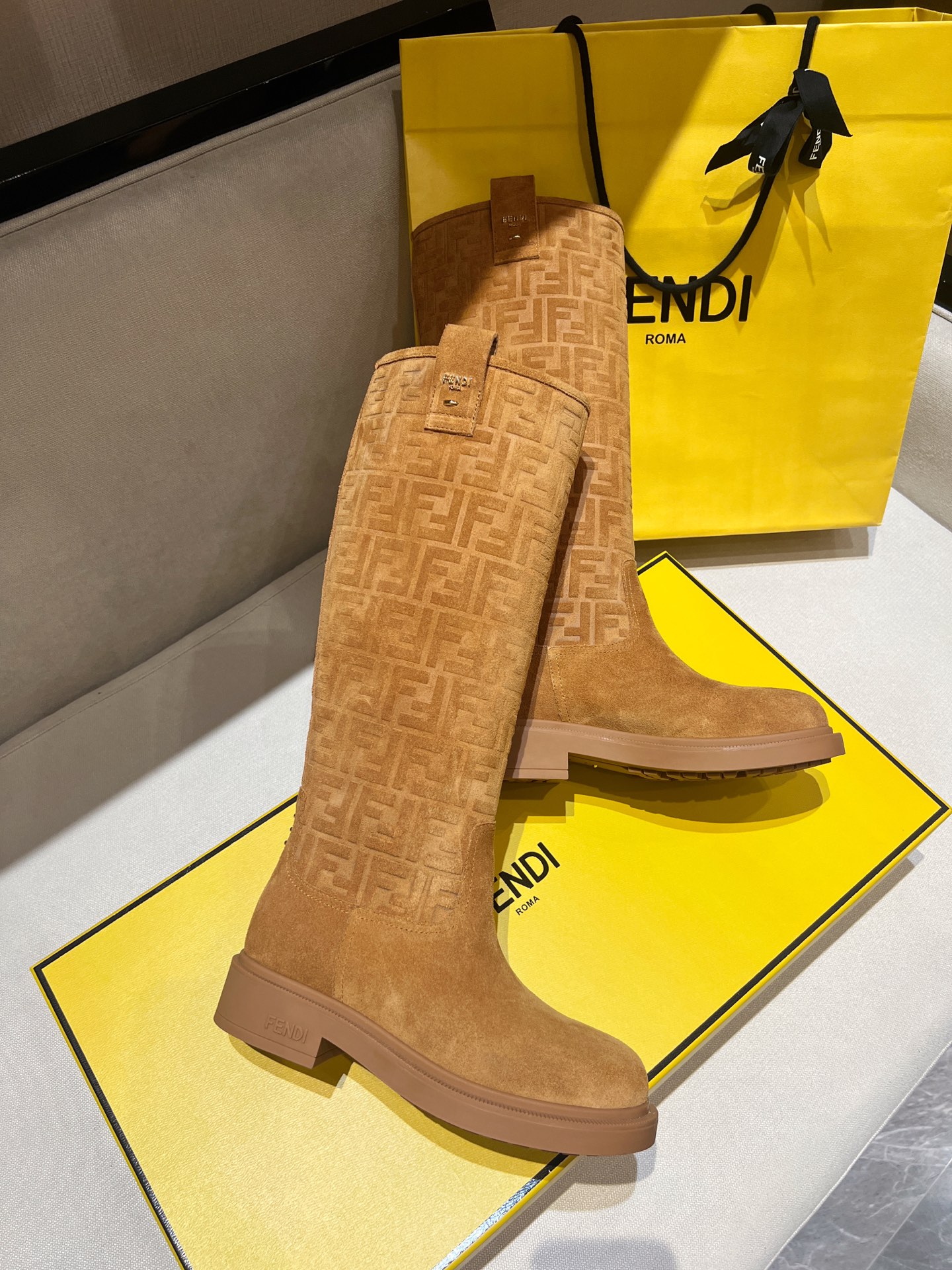 FENDI Женские сапоги трубы FENDI Женские сапоги трубы