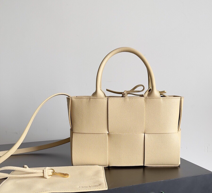 BOTTEGA VENETA Женская сумка Arco Tote Mini