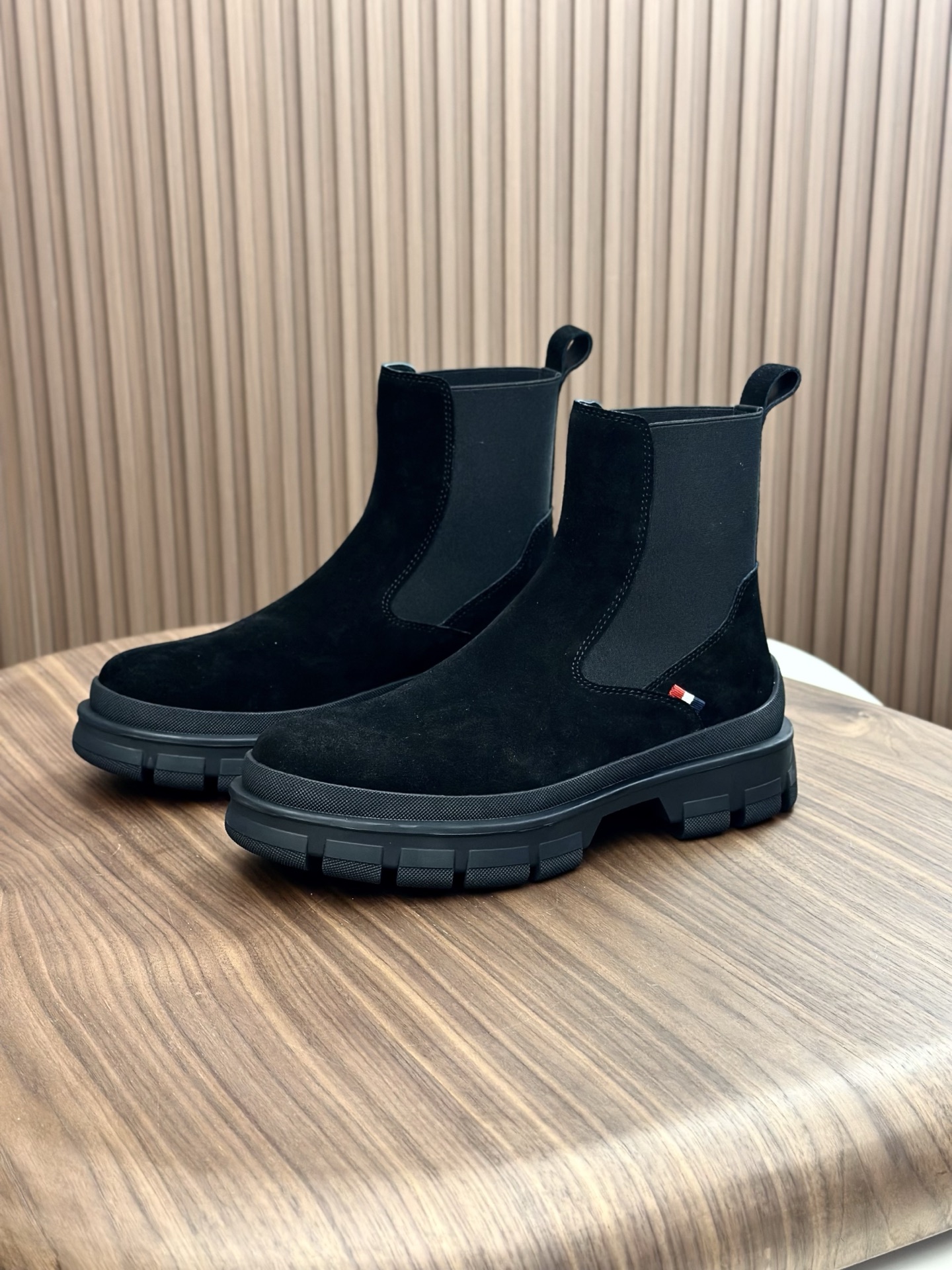 MONCLER Мужские ботинки из коровьей кожи  MONCLER Мужские ботинки из коровьей кожи