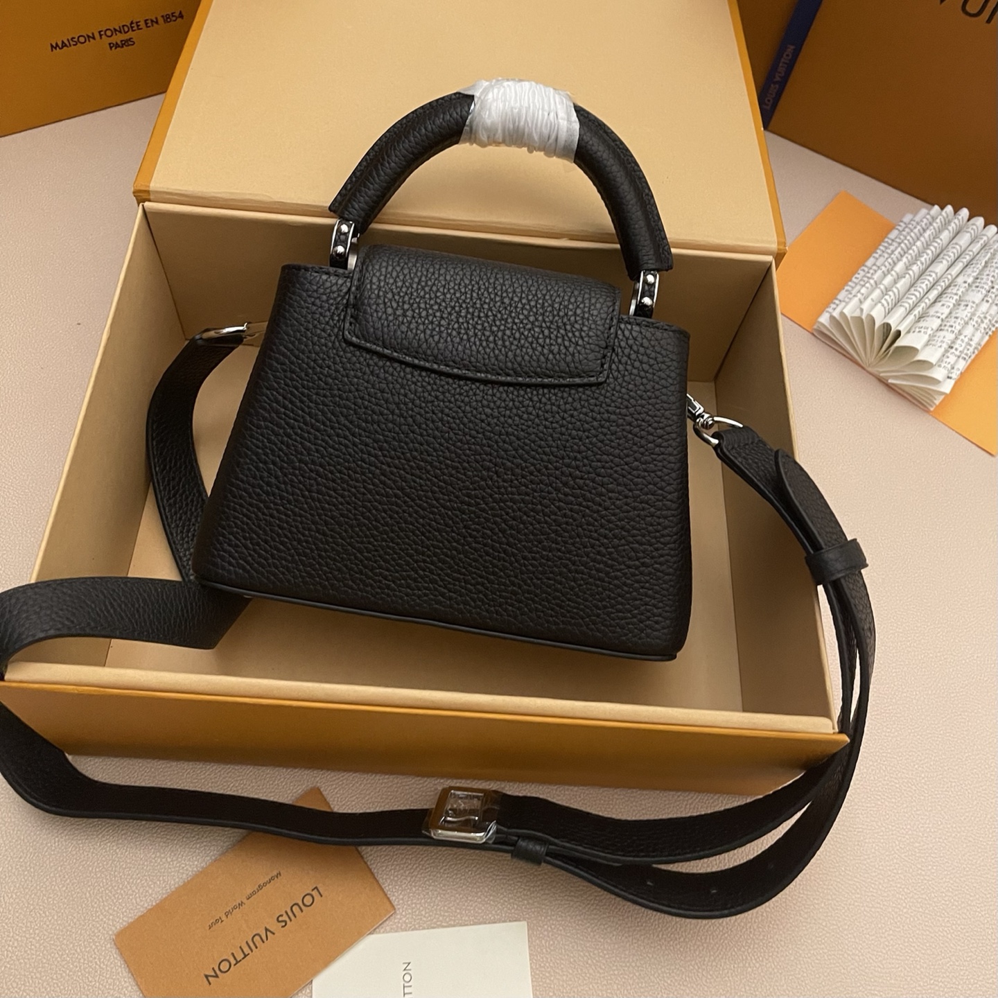 LOUIS VUITTON Женская сумка Capucines