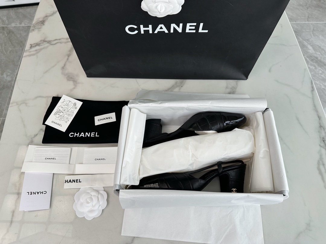 CHANEL Женские туфли слингбэки из кожи на каблуке