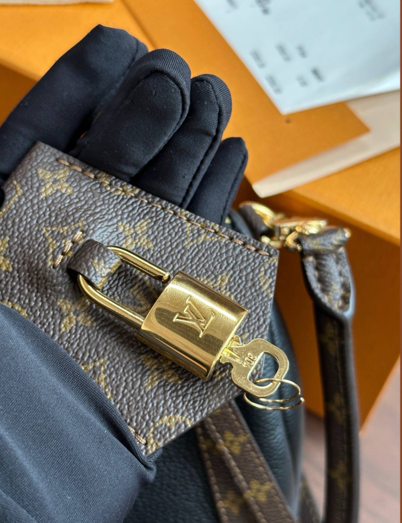 LOUIS VUITTON Женская сумка Express PM M26039 LOUIS VUITTON Женская сумка Express PM M26039