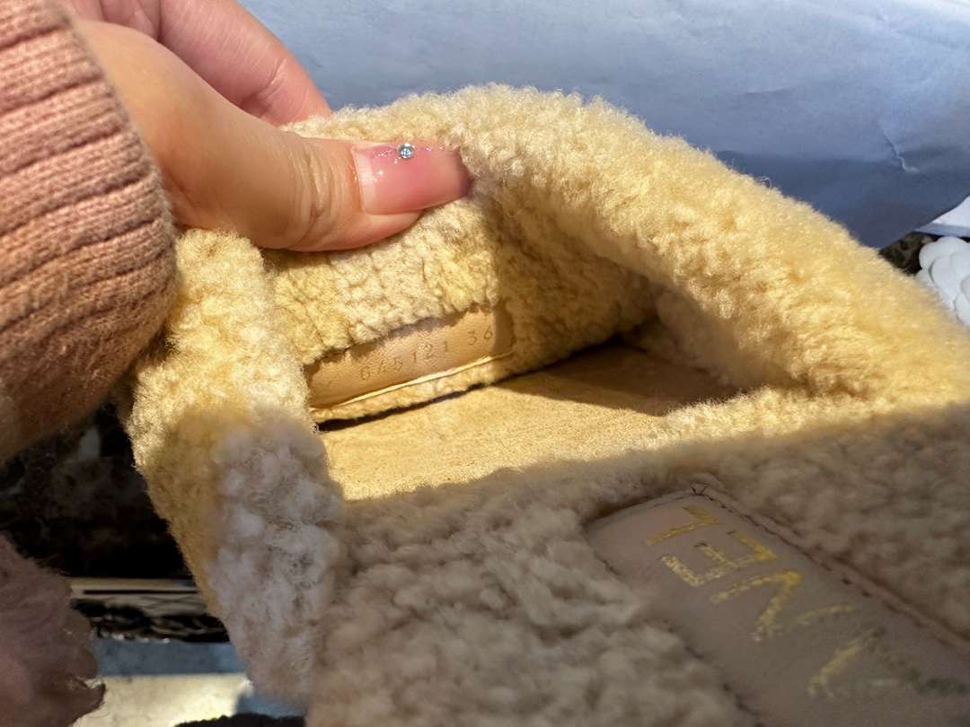 CHANEL Женские тапки из замши и шерсти