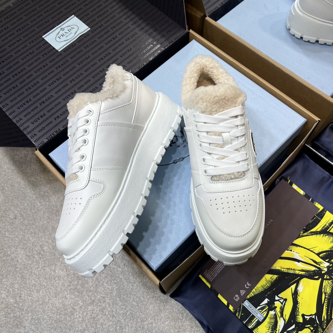 PRADA Женские ботинки на толстой подошве с мехом PRADA Женские ботинки на толстой подошве с мехом