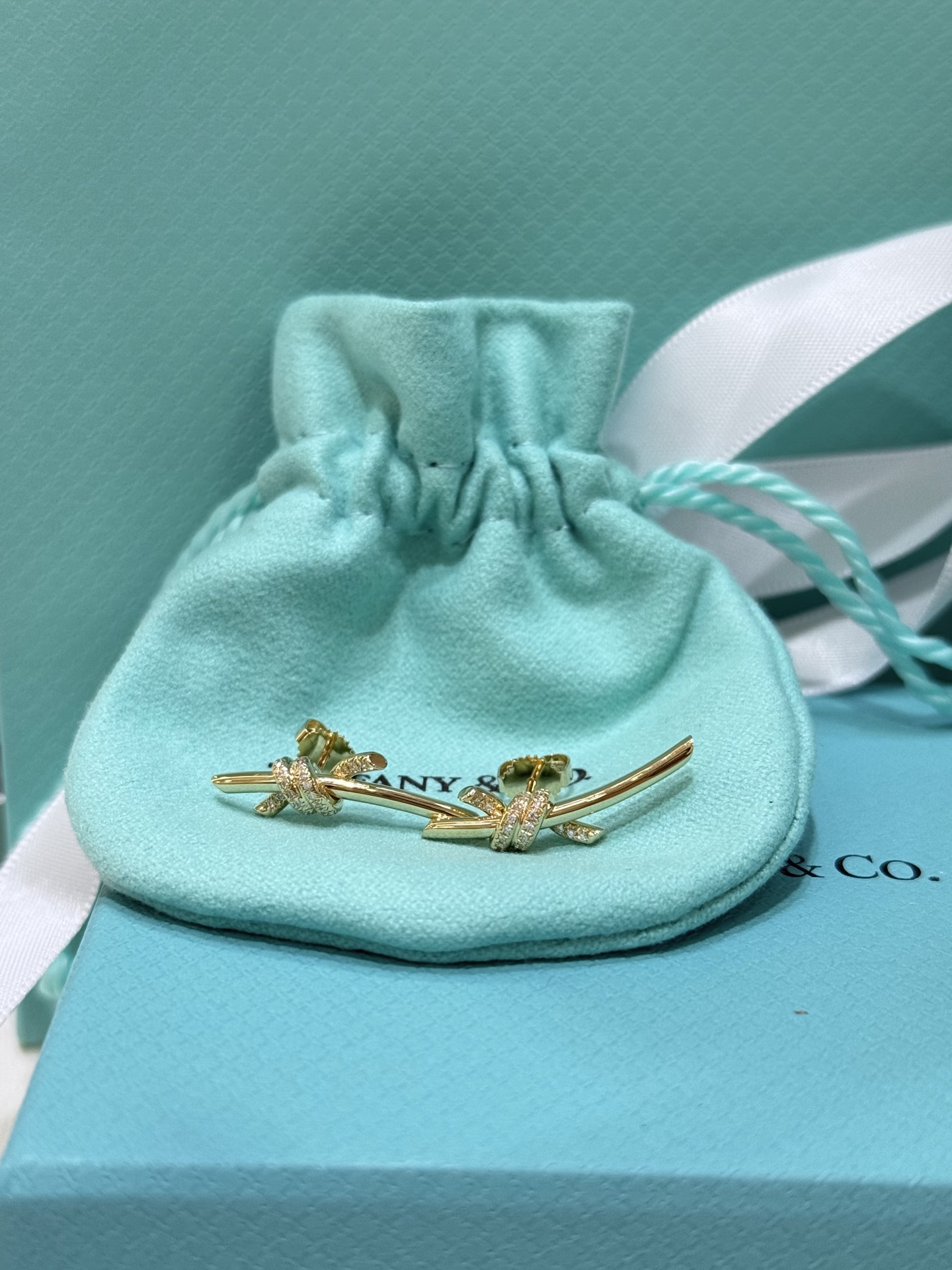 TIFFANY Серьги Knot с бриллиантами из желтого золота 18 карат TIFFANY Серьги Knot с бриллиантами из желтого золота 18 карат