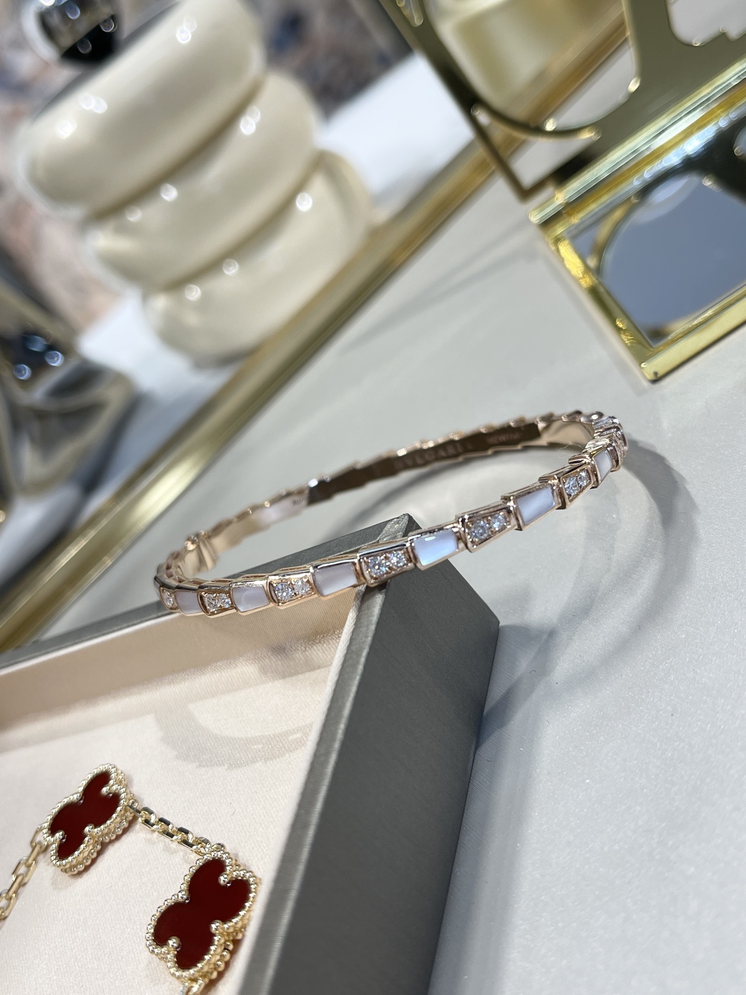 BVLGARI Женский браслет Serpenti Viper из розового золота и перламутра BVLGARI Женский браслет Serpenti Viper из розового золота и перламутра