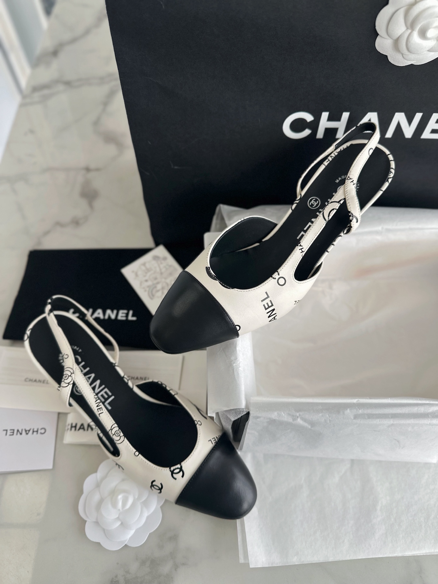 CHANEL Женские туфли слингбэки из кожи на каблуке CHANEL Женские туфли слингбэки из кожи на каблуке