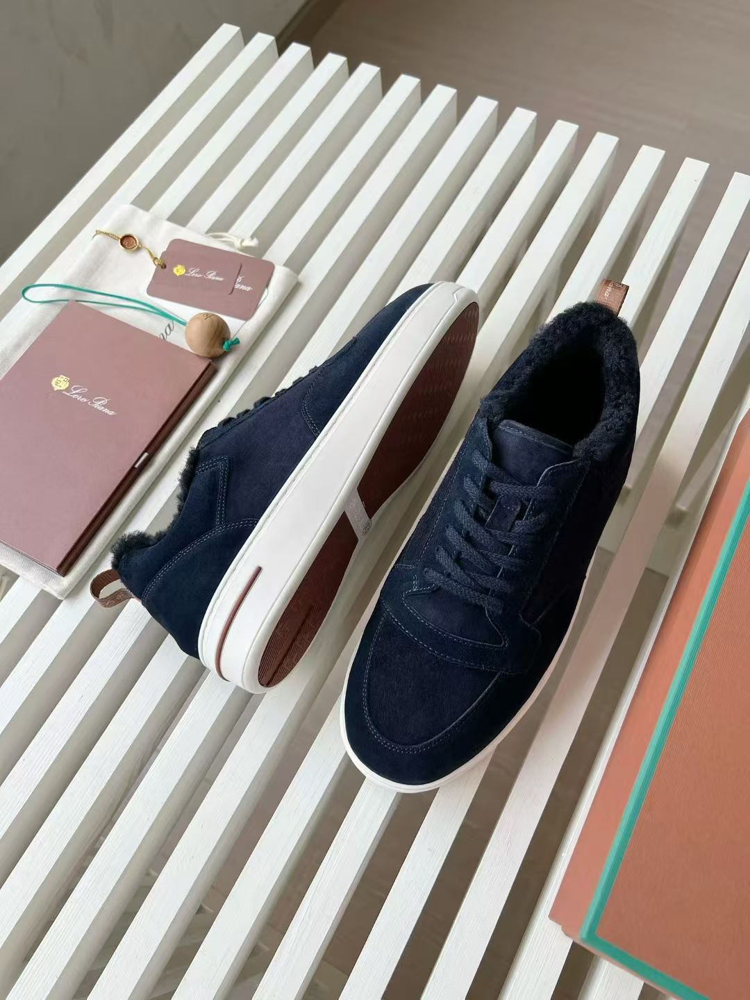 LORO PIANA Женские кроссовки из овчины 