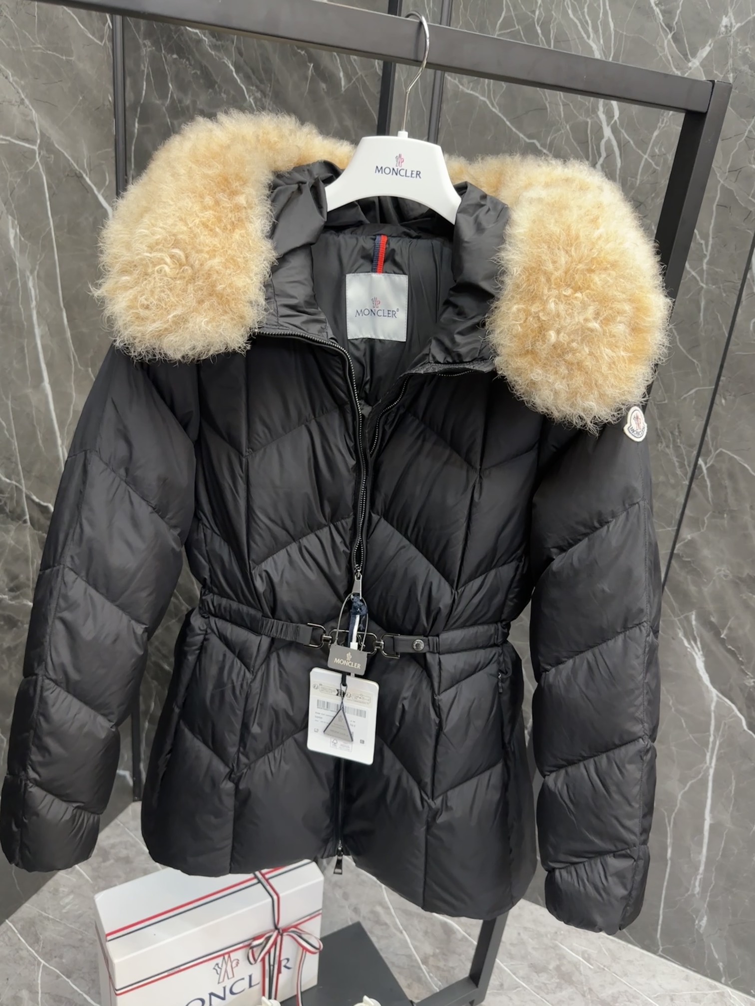 MONCLER Женская куртка с капюшоном Loriot