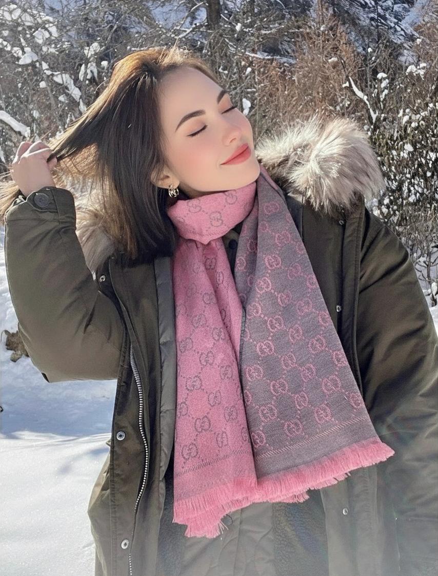 GUCCI Женский жаккардовый шарф GUCCI Женский жаккардовый шарф