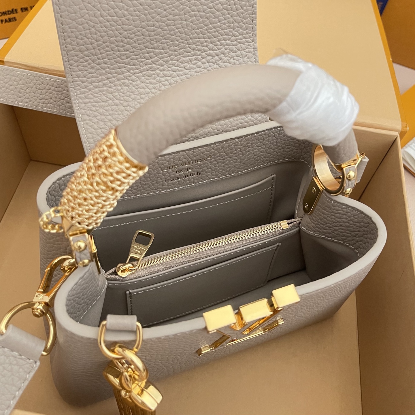 LOUIS VUITTON Женская Сумка Capucines