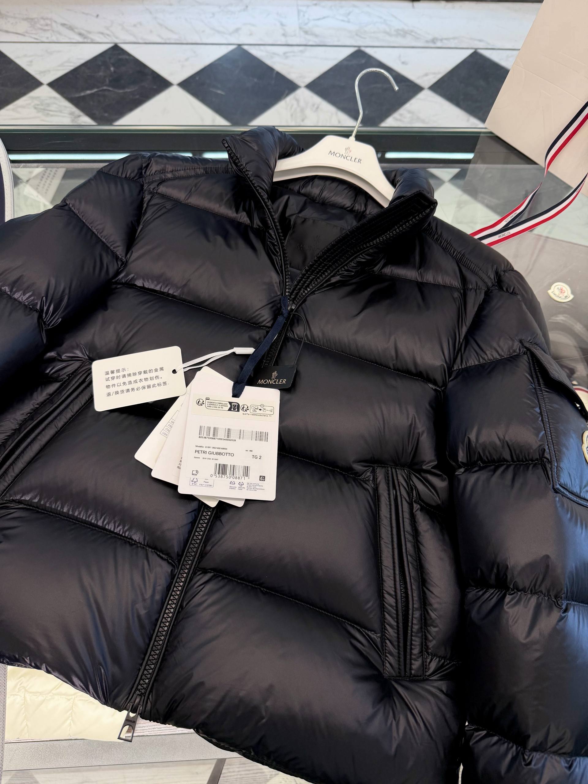 MONCLER Женский чёрный глянцевый пуховик MONCLER Женский чёрный глянцевый пуховик