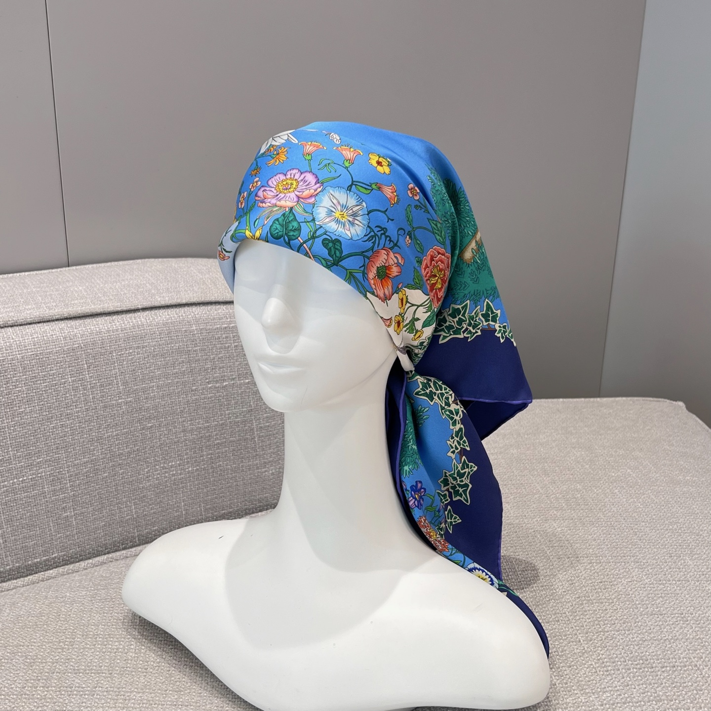 GUCCI Женский платок шёлк GUCCI Женский платок шёлк