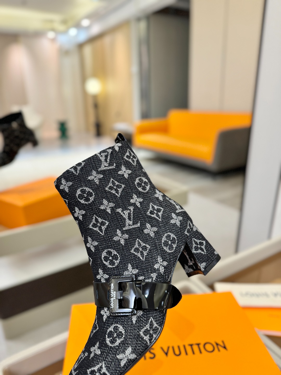 LOUIS VUITTON Женские ботильоны с острым мысом