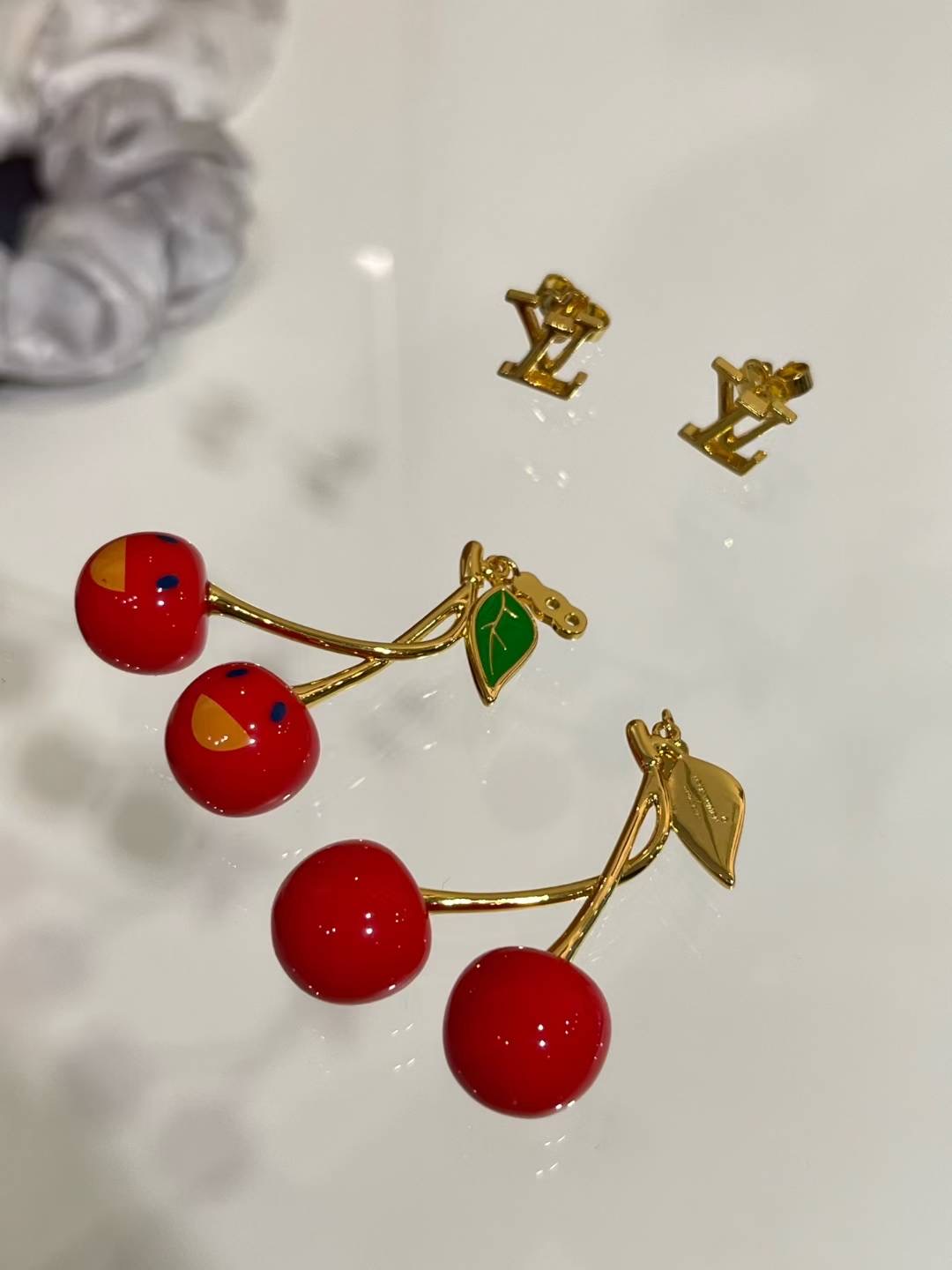 LOUIS VUITTON Женские серьги-вишни LV x TM Cerise M02808 LOUIS VUITTON Женские серьги-вишни LV x TM Cerise M02808