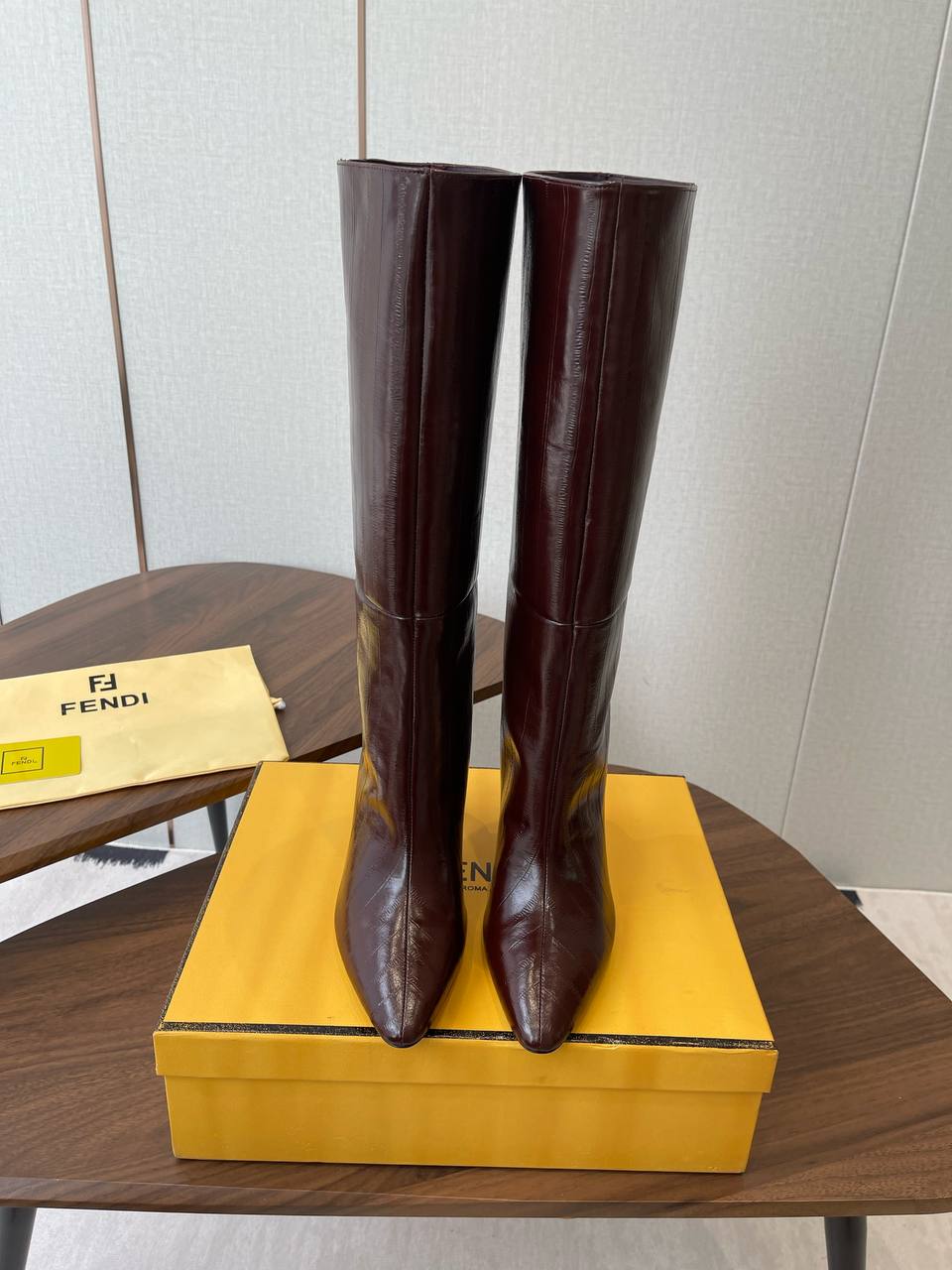 FENDI Женские сапоги из коровьей кожи FENDI Женские сапоги из коровьей кожи