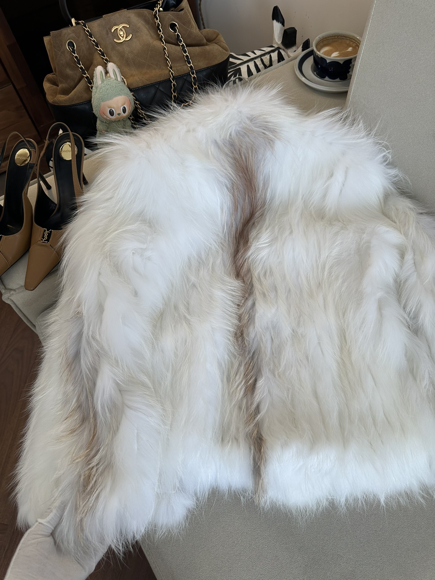 FENDI Женская шуба из меха лисы FENDI Женская шуба из меха лисы