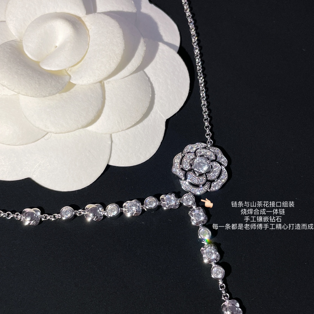 CHANEL Женское длинное колье с кристаллами Camelia CHANEL Женское длинное колье с кристаллами Camelia