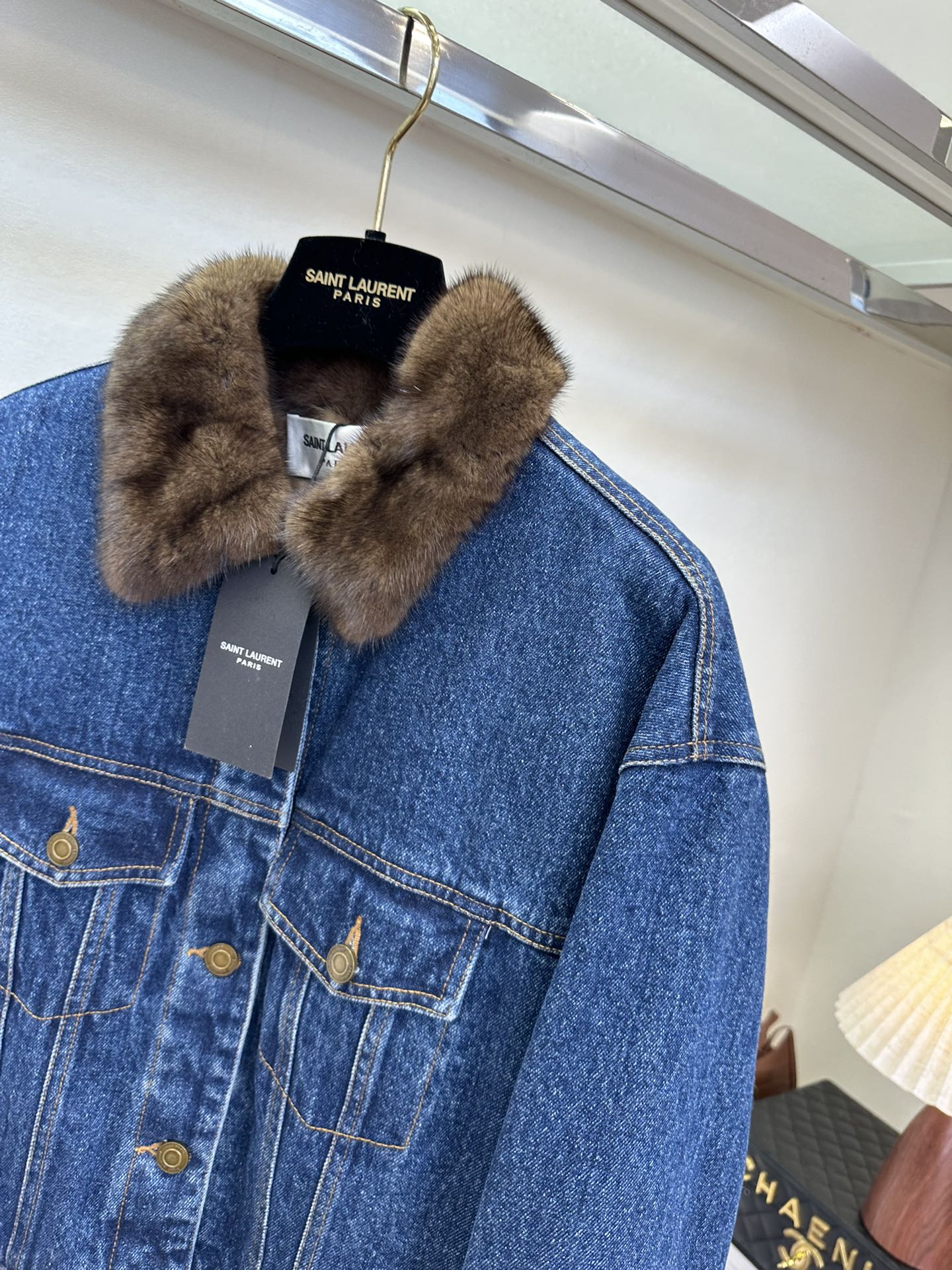 SAINT LAURENT Женская джинсовая куртка с мехом SAINT LAURENT Женская джинсовая куртка с мехом