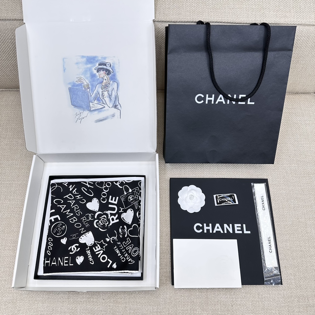 CHANEL Женский платок из шелка