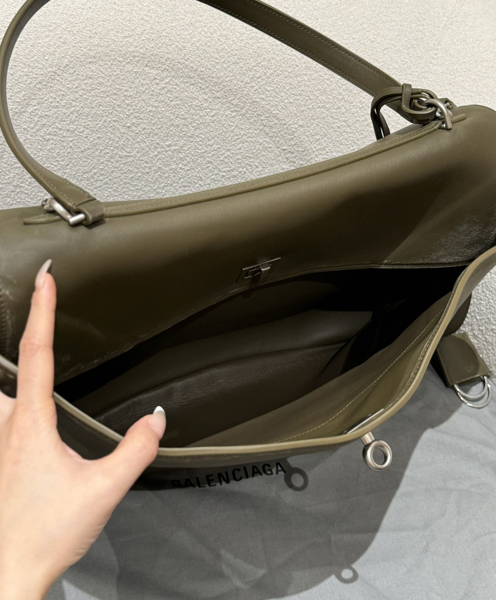 BALENCIAGA Женская сумка Rodeo хаки