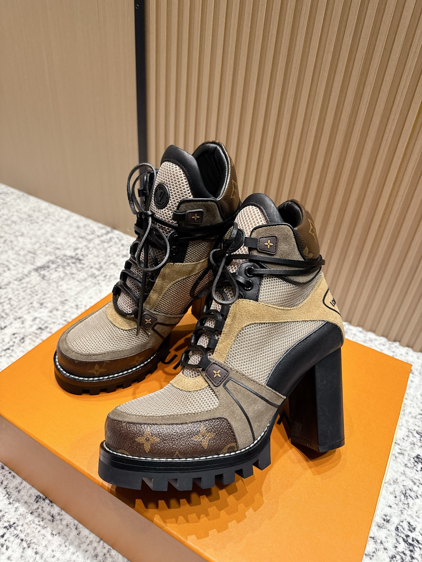 LOUIS VUITTON Женские ботильоны комбинированные LOUIS VUITTON Женские ботильоны комбинированные