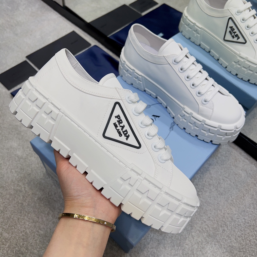 PRADA Женские кеды из текстиля на массивной подошве PRADA Женские кеды из текстиля на массивной подошве