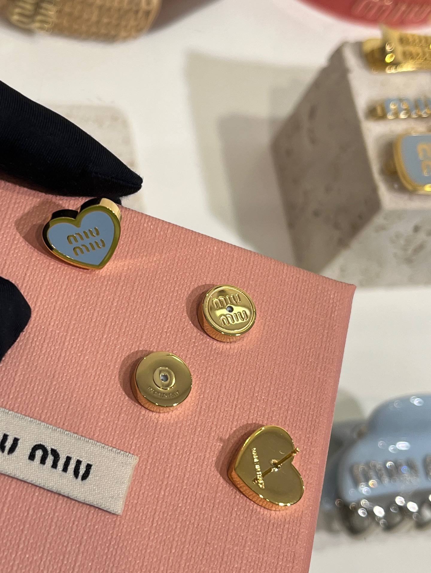 MIU MIU Женские серьги-гвоздики «Сердце» с эмалью