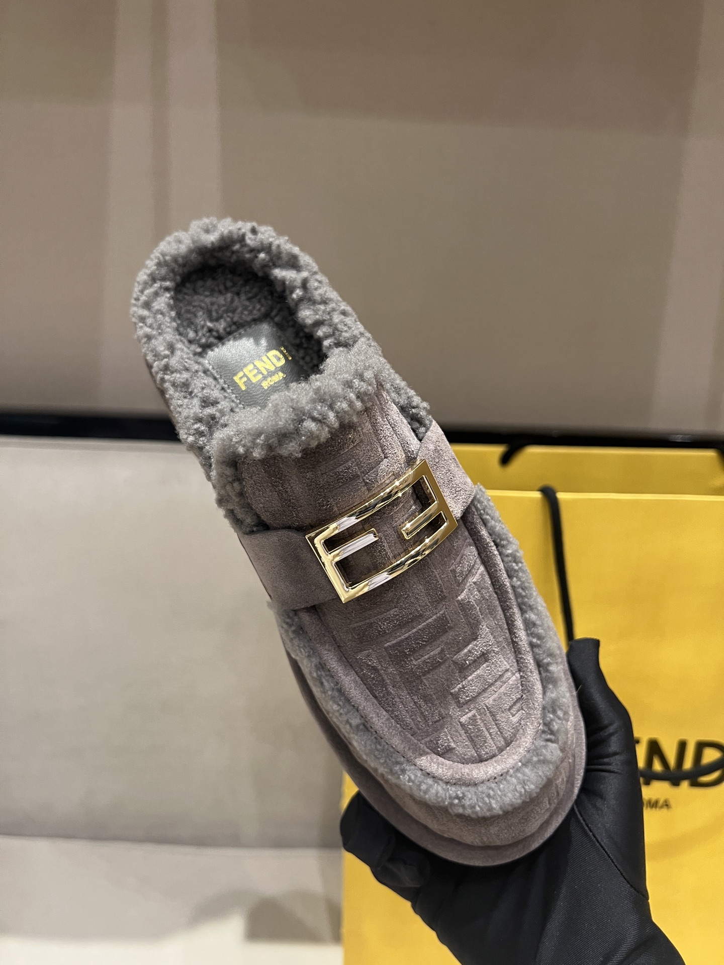 FENDI Женские тапки Baguette из шерсти и замши