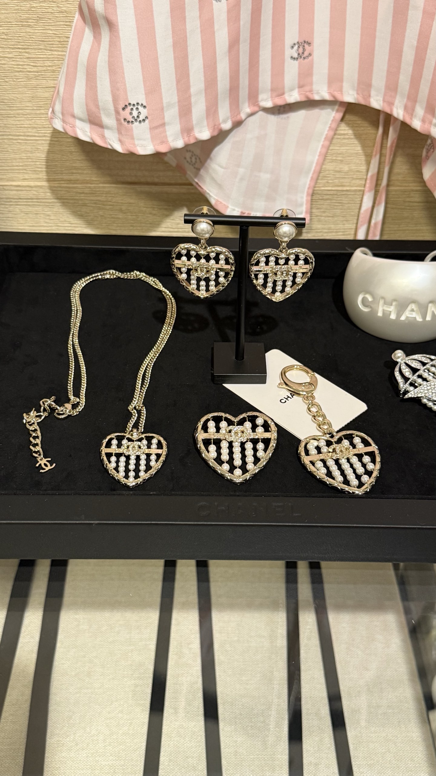 CHANEL Женская брошь в форме сердца 25A CHANEL Женская брошь в форме сердца 25A