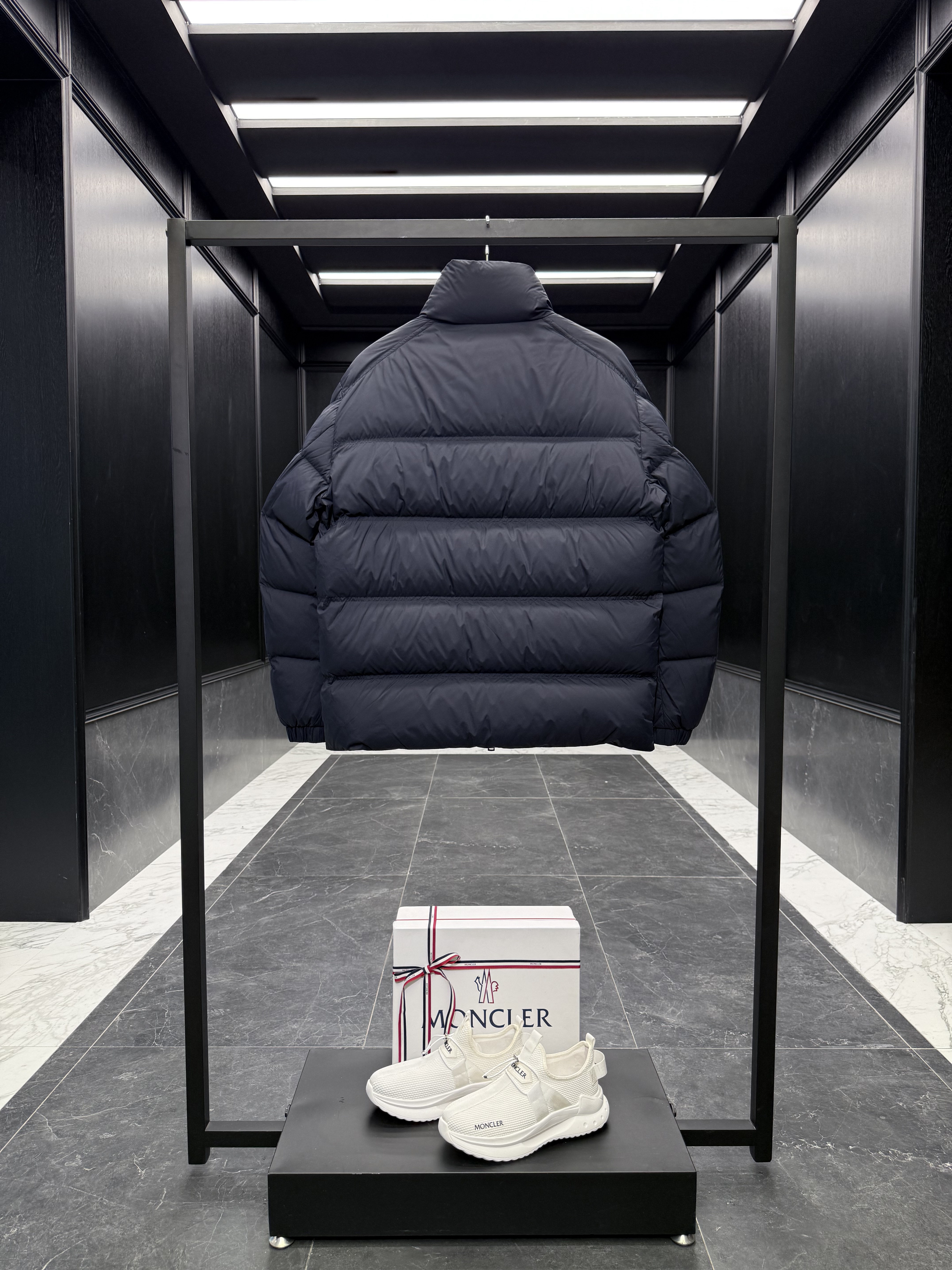 MONCLER Мужской пуховик Bouvaque