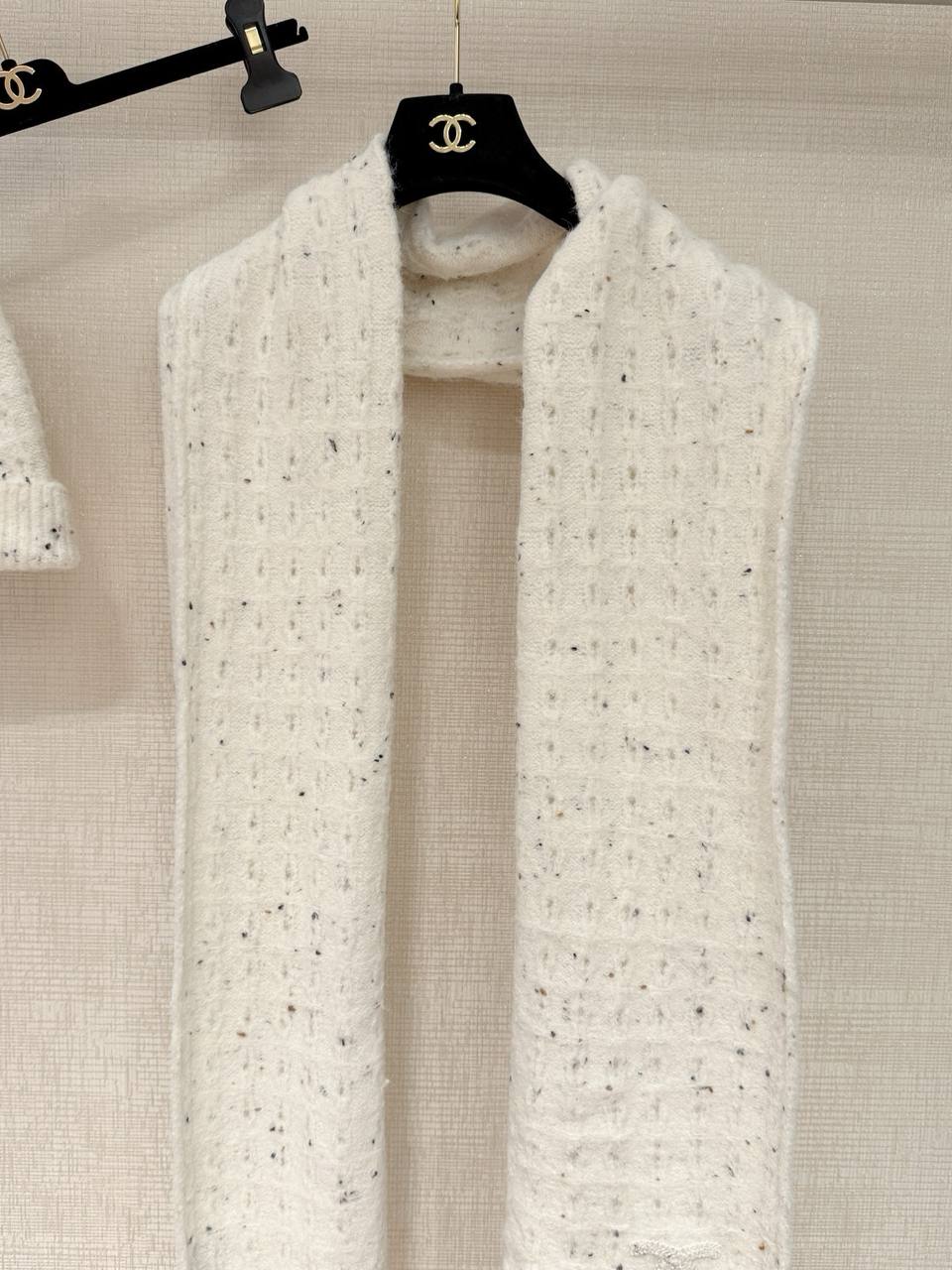 CHANEL Женский шарф из кашемира  CHANEL Женский шарф из кашемира