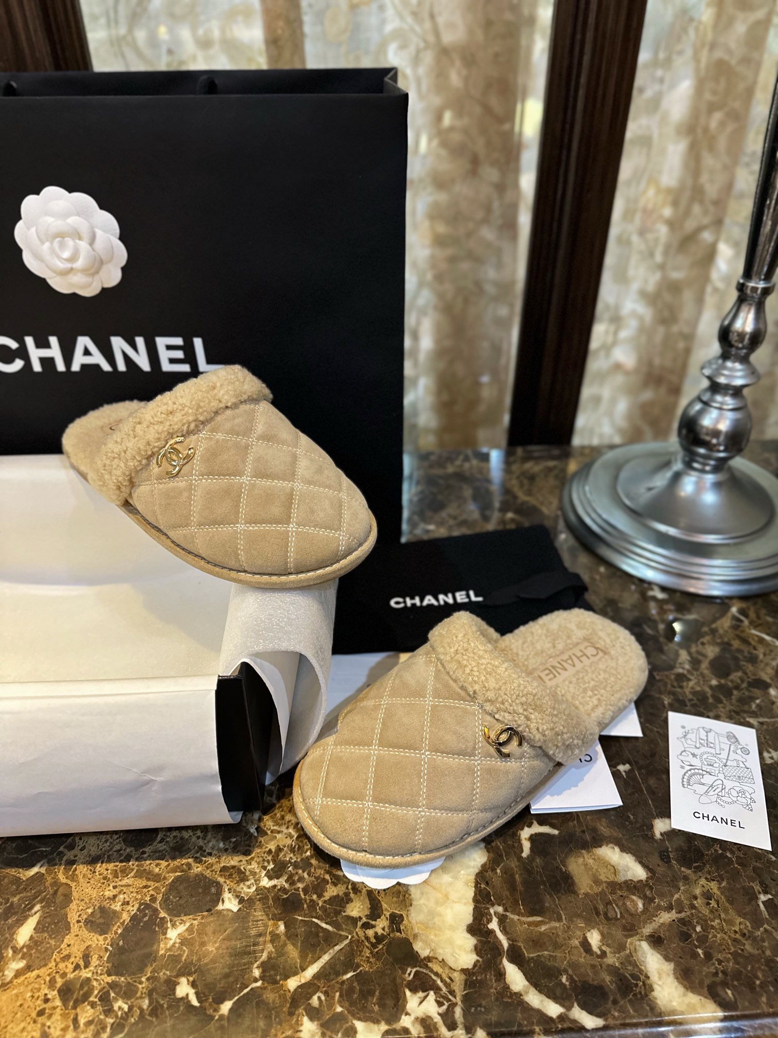 CHANEL Женские тапки из замши и шерсти