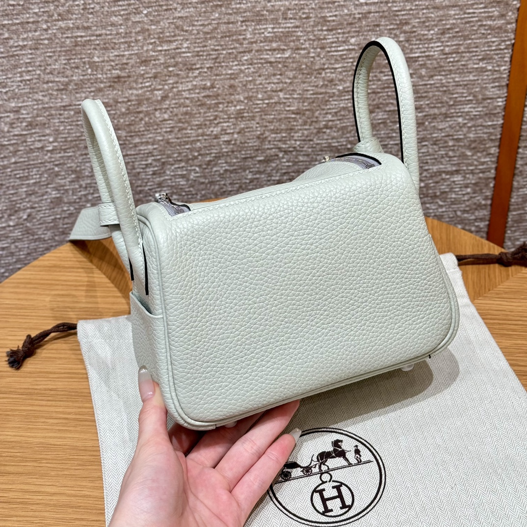 HERMES Женская сумка Lindy 19 см 0S Clemence HERMES Женская сумка Lindy 19 см 0S Clemence