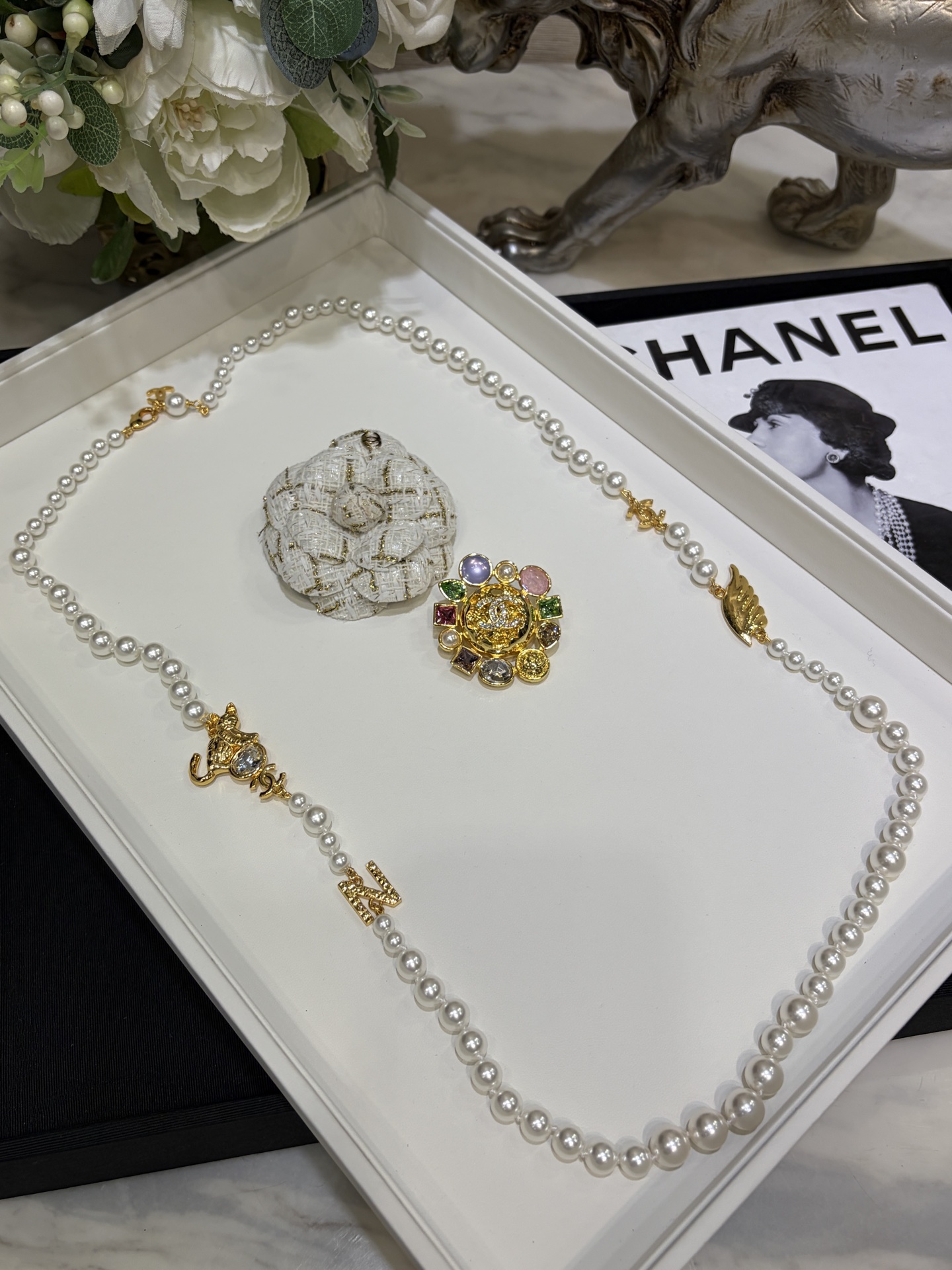 CHANEL Женское длинное жемчужное колье с золотистыми подвесками CHANEL Женское длинное жемчужное колье с золотистыми подвесками