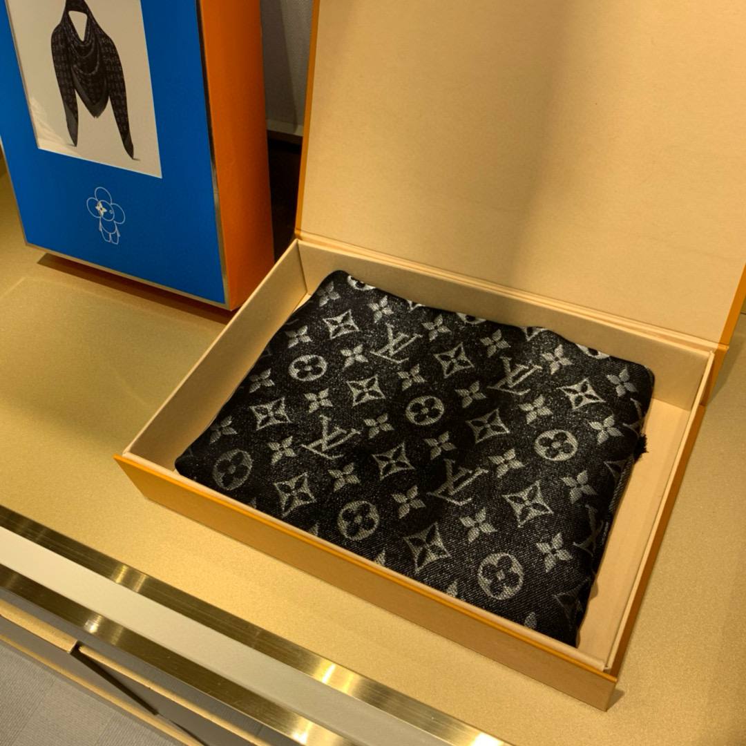 LOUIS VUITTON Женский платок из шелка LOUIS VUITTON Женский платок из шелка