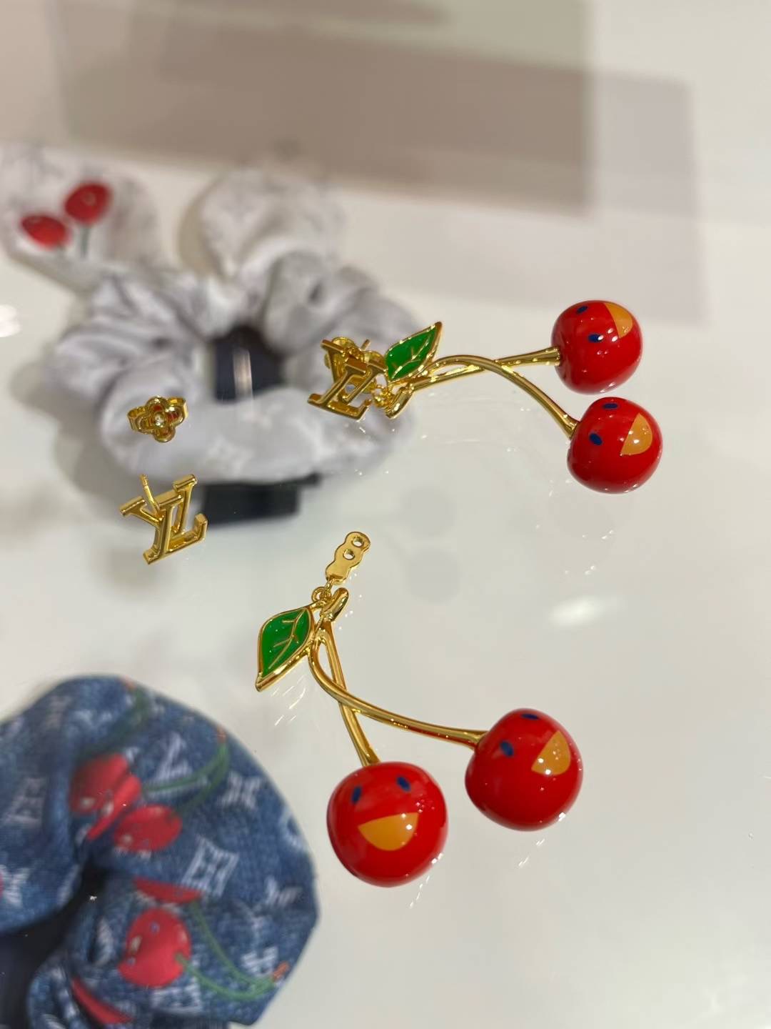 LOUIS VUITTON Женские серьги-вишни LV x TM Cerise M02808 LOUIS VUITTON Женские серьги-вишни LV x TM Cerise M02808