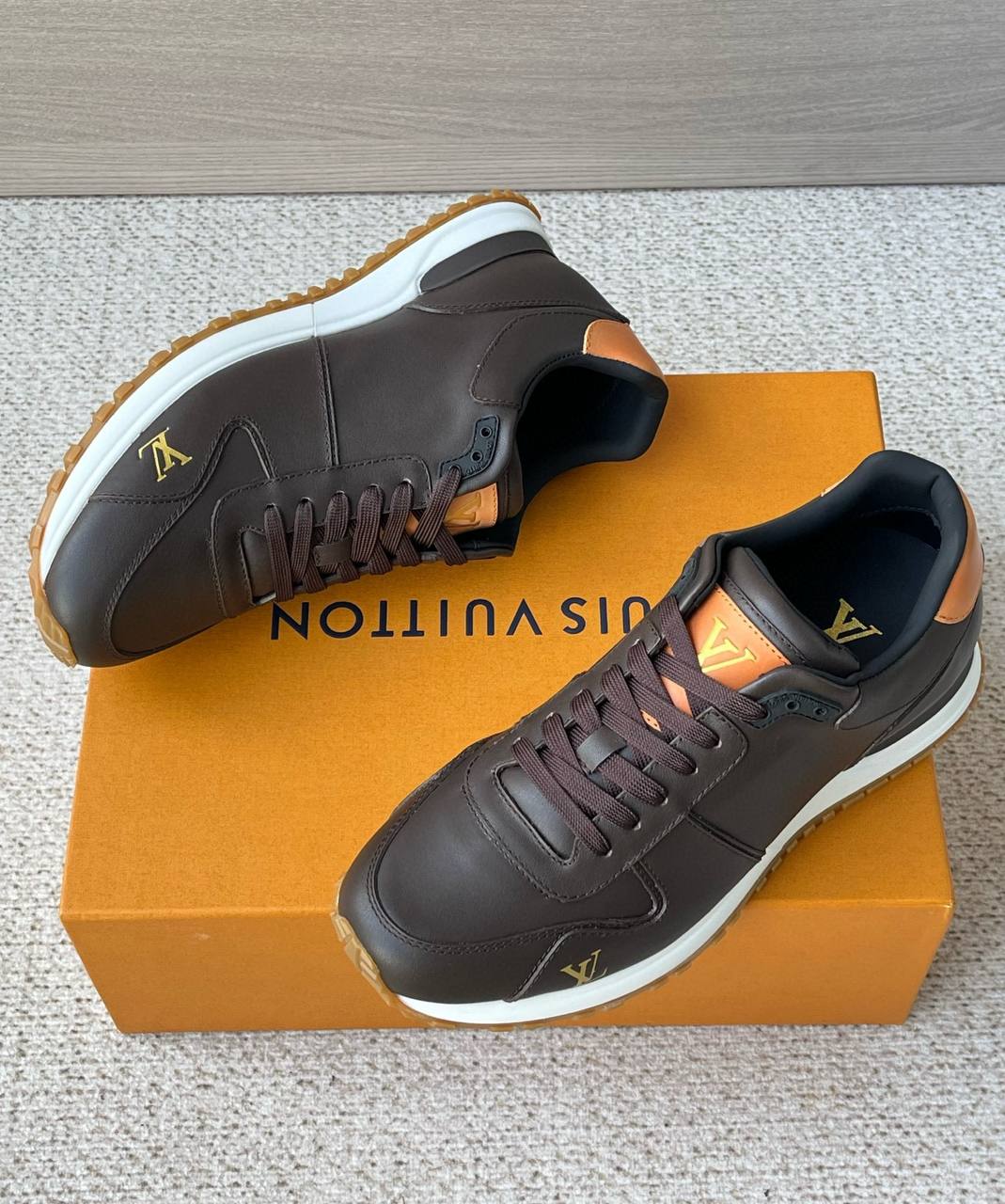 LOUIS VUITTON Мужские кроссовки из телячьей кожи LOUIS VUITTON Мужские кроссовки из телячьей кожи