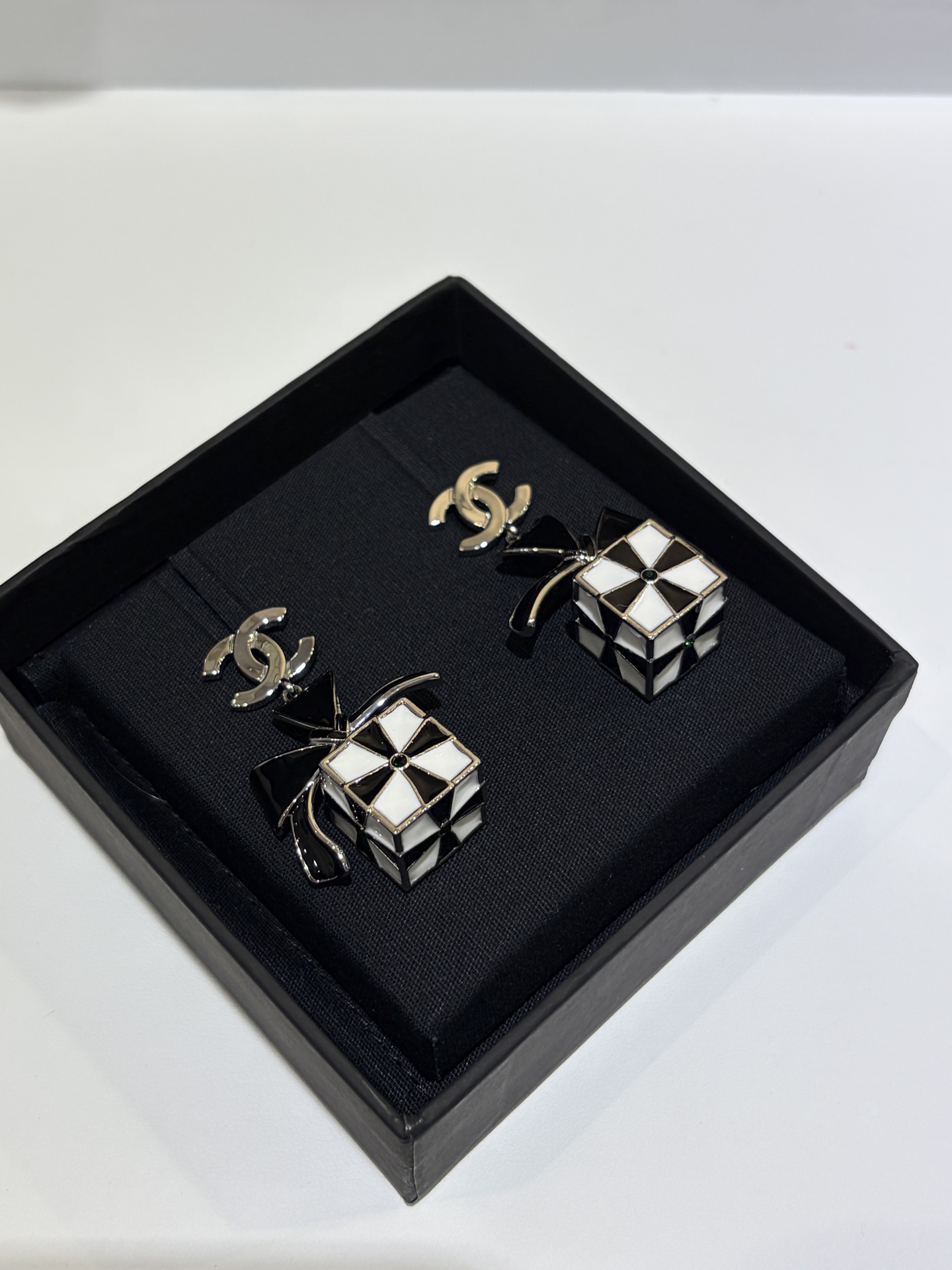 CHANEL Женские серьги из латуни кубики с бантиком