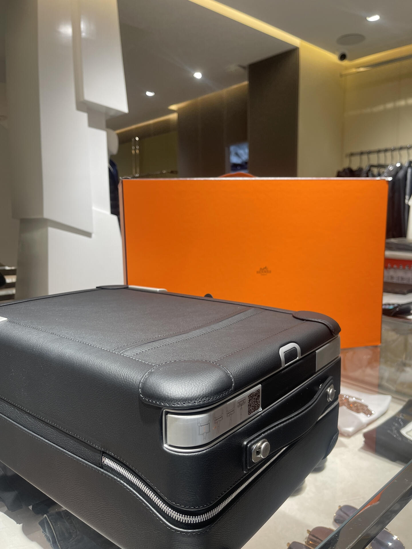 HERMES Чемодан из чёрной кожи HERMES Чемодан из чёрной кожи