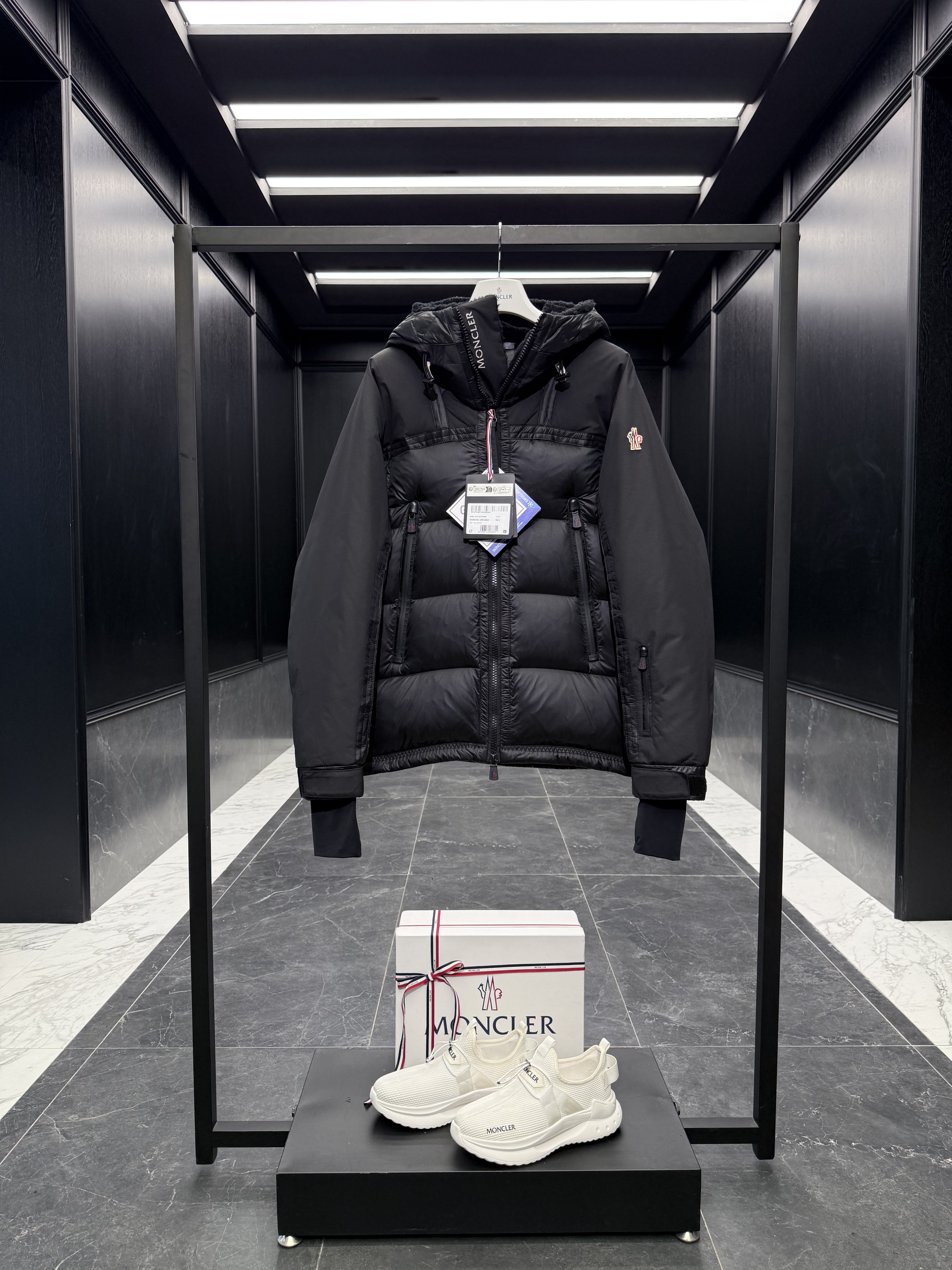 MONCLER Мужской пуховик Morgins MONCLER Мужской пуховик Morgins