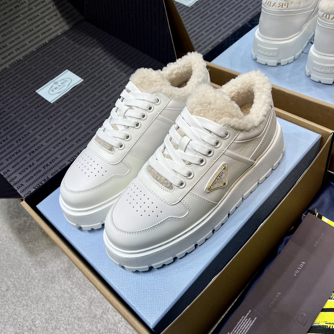 PRADA Женские ботинки на толстой подошве с мехом PRADA Женские ботинки на толстой подошве с мехом