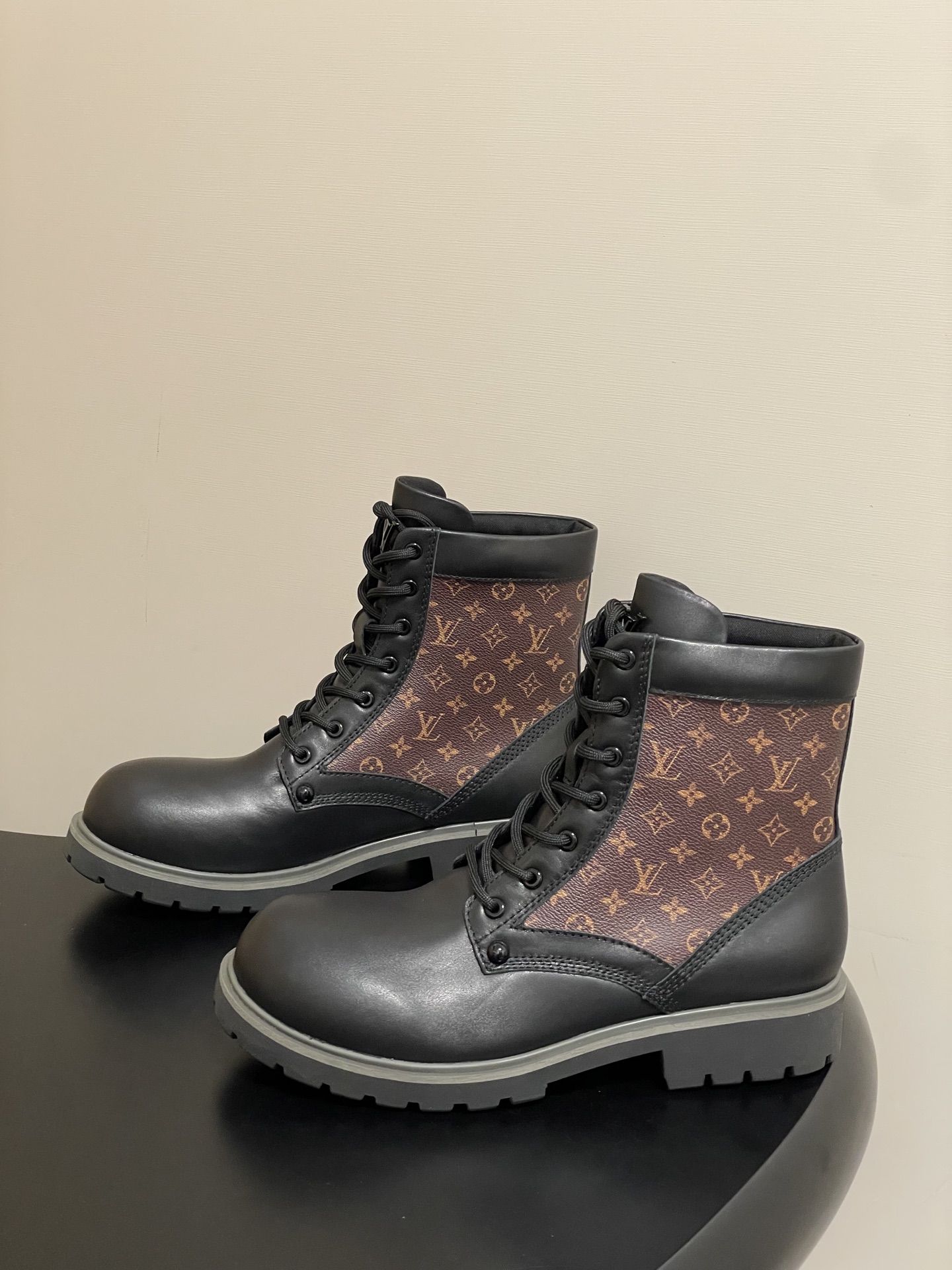 LOUIS VUITTON Женские ботинки LOUIS VUITTON Женские ботинки