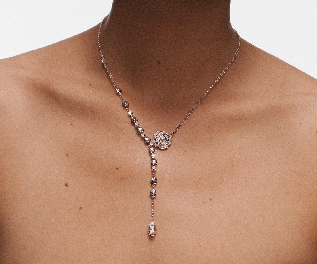CHANEL Женское длинное колье с кристаллами Camelia CHANEL Женское длинное колье с кристаллами Camelia