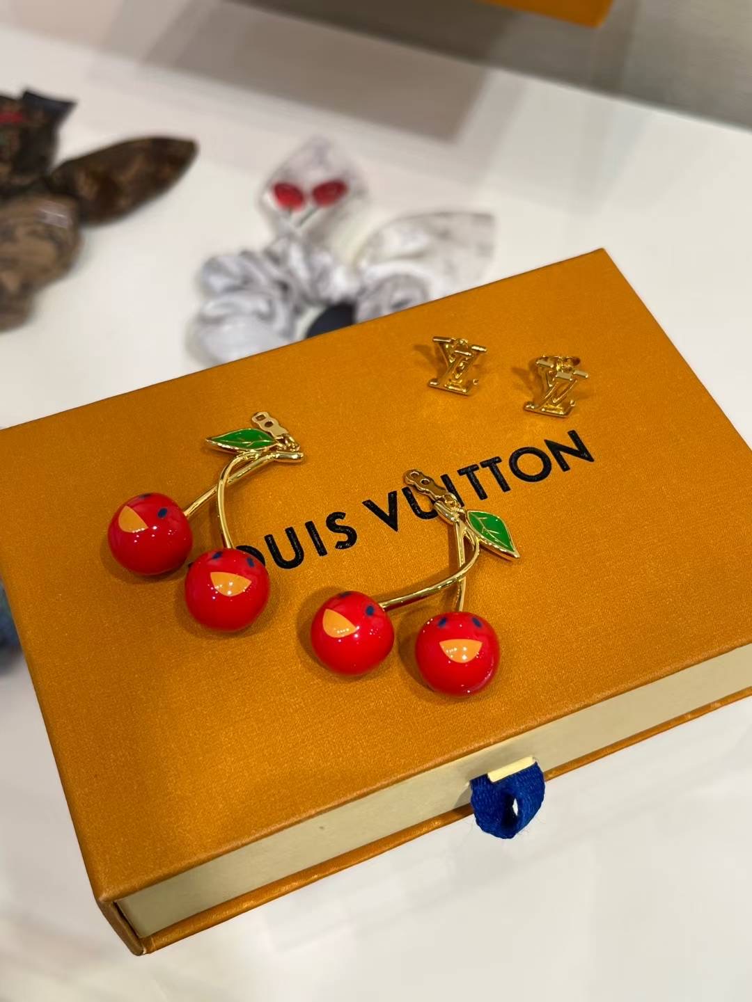 LOUIS VUITTON Женские серьги-вишни LV x TM Cerise M02808 LOUIS VUITTON Женские серьги-вишни LV x TM Cerise M02808