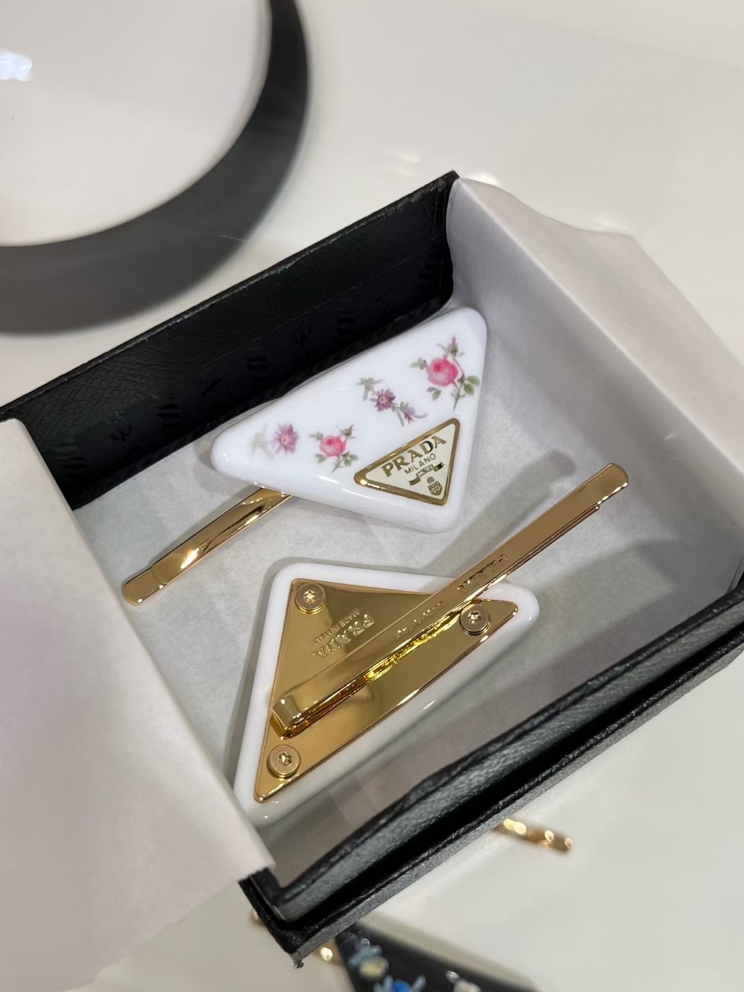 PRADA Женская заколка шпилька PRADA Женская заколка шпилька